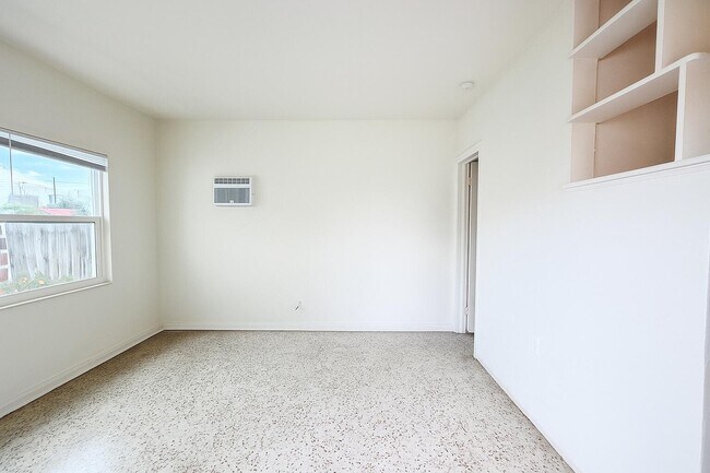 Building Photo - 528 58th St