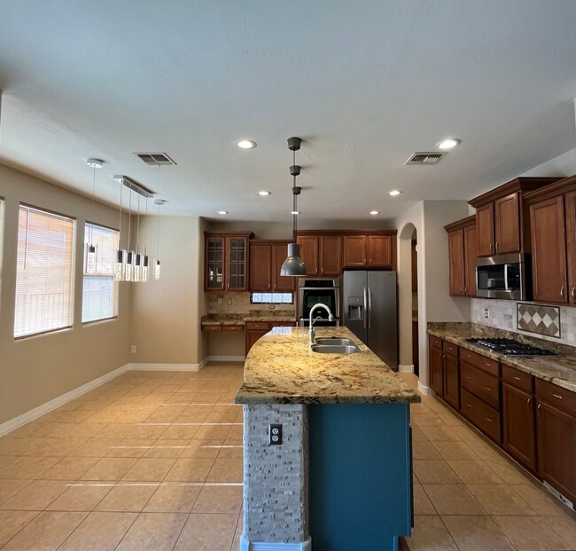 Building Photo - 5 Bedroom Home in the Montelena Neighborho...