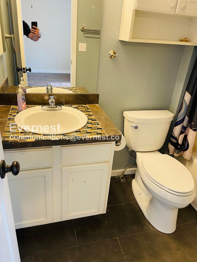 Building Photo - 2107 S Acoma St