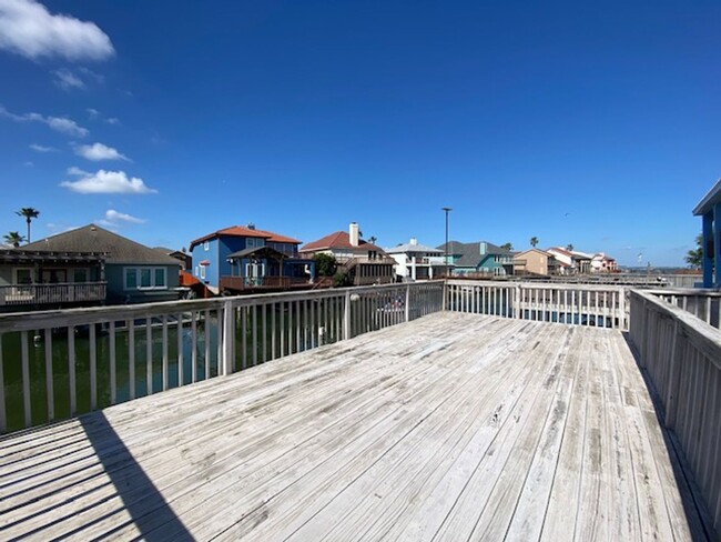 Building Photo - Updated, Waterfront Home w/ Boatlift and Yard