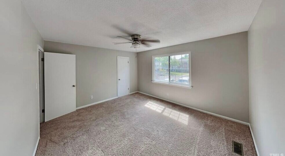 Building Photo - 1002 Willow Dr