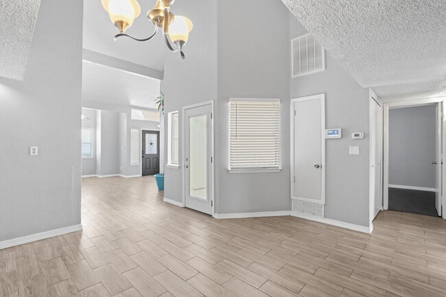 Building Photo - 10901 Highwood Way