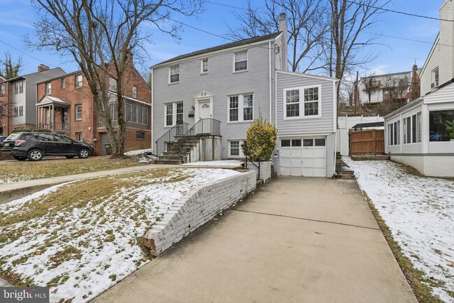 Building Photo - 2111 32nd Pl SE