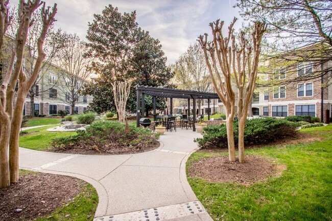Building Photo - 2600 Hillsboro Pike