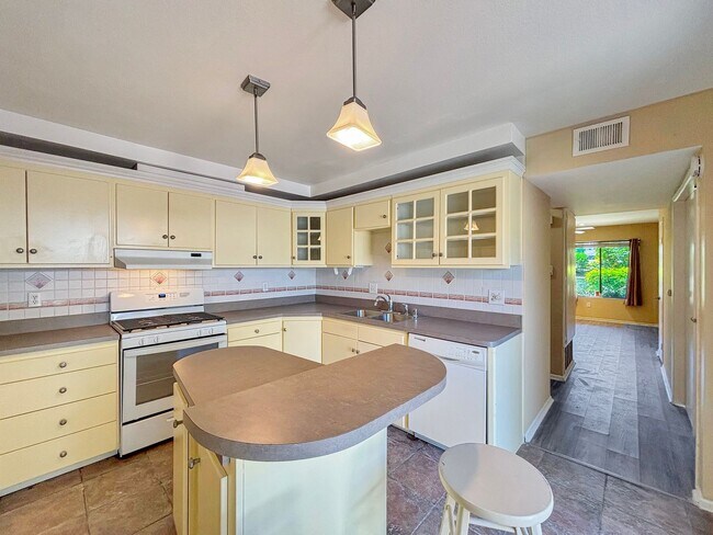 Building Photo - Beautiful 3BD/2.5BA Condo in Tierrasanta w...
