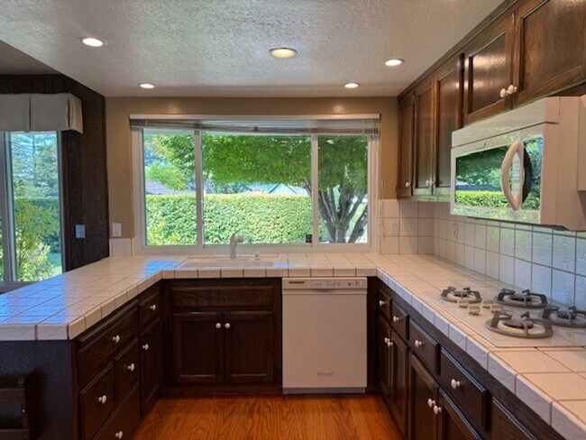 Building Photo - Single level home with pool in Whitegate c...