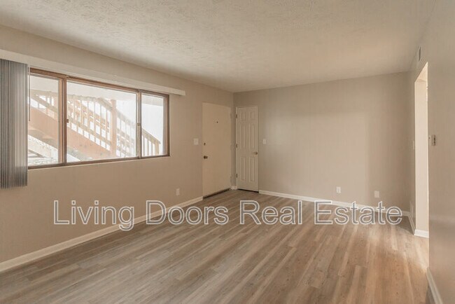 Building Photo - 4709 Gladstone St