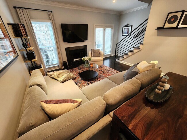 Building Photo - Location, location, location! Beautiful 2BR/1.5BA townhouse in West End Park!
