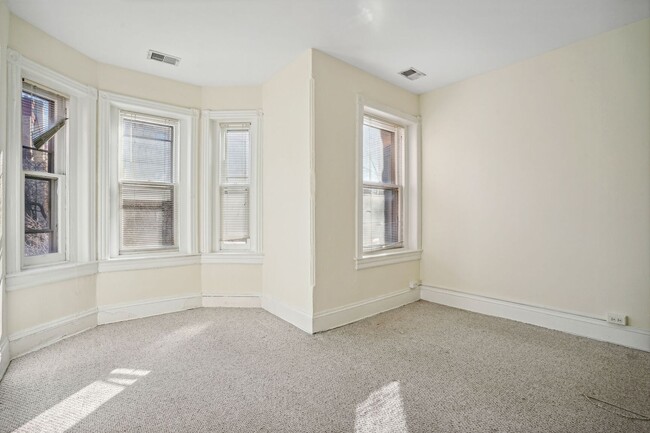 Building Photo - Available Now! 3 bedroom, 1.5 bathrooms hi...