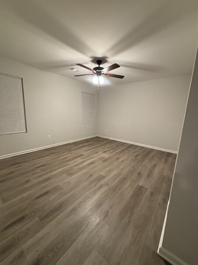 Building Photo - "4-Bed, 2-Bath Retreat in Memphis – Your Perfect Sanctuary Awaits!"