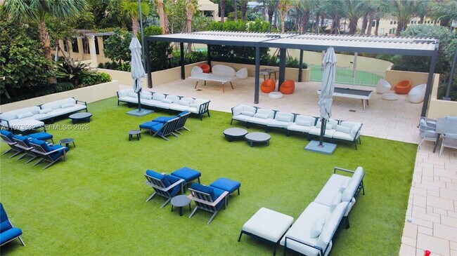 Building Photo - 400 South Pointe Dr