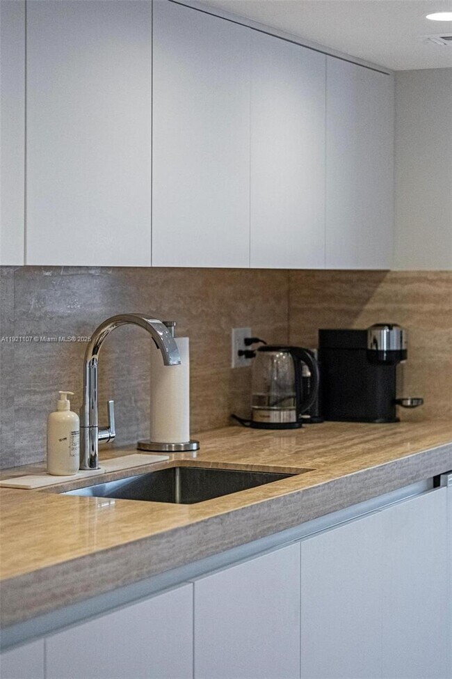 Building Photo - 1881 Washington Ave