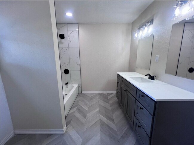 Building Photo - 1133 Lawrence Dr