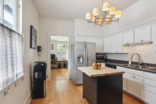 Building Photo - Fabulous Single Fam Uptown Home 3BD/2BA with great yard.