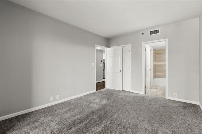 Building Photo - 2bd/2bth in sought after Grandview Condominiums in the heart of Buckhead!