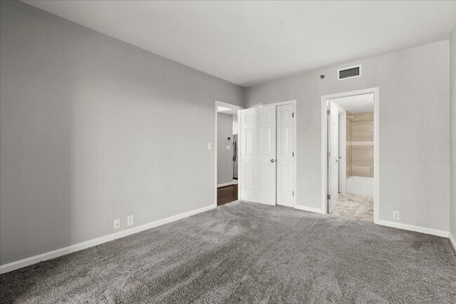 Building Photo - 3481 Lakeside Dr NE