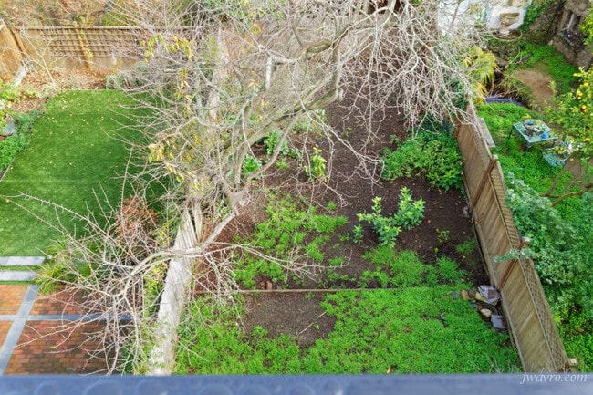 Building Photo - 25 Homestead