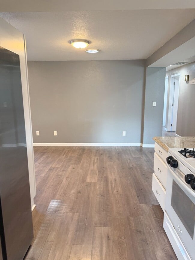 Building Photo - 3 Bedroom, 2 Bath House
