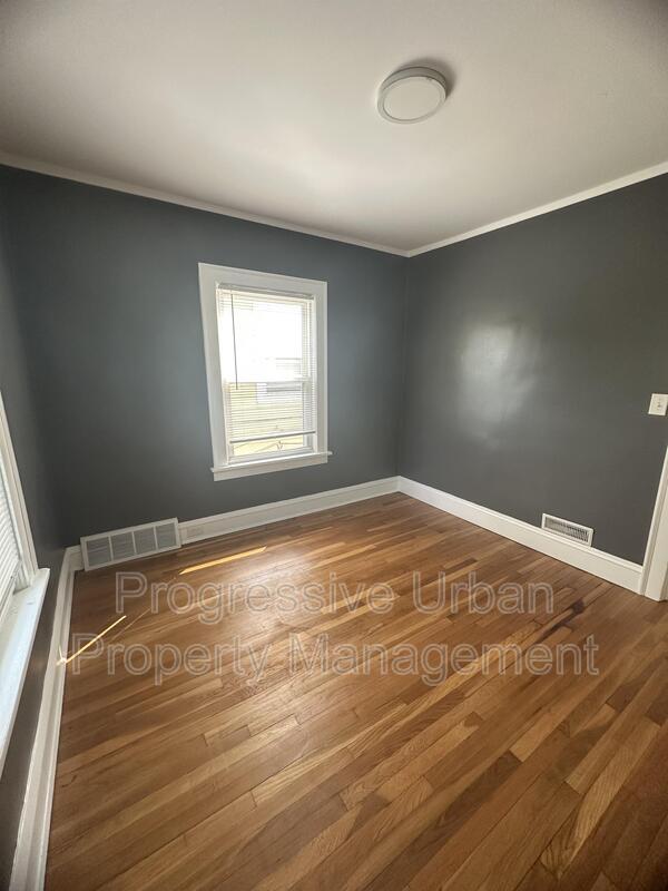 Building Photo - 1337 W 106th St