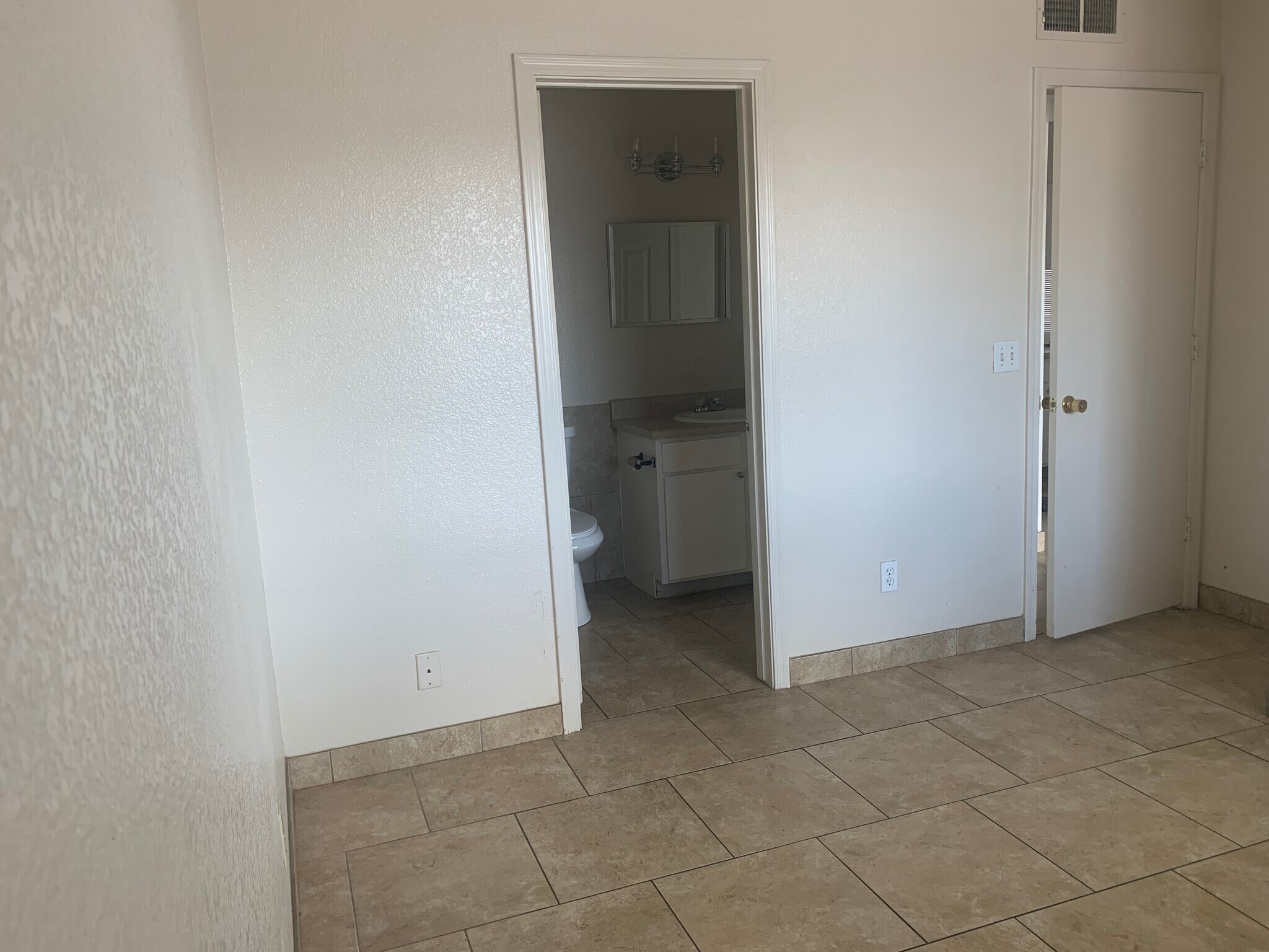 Building Photo - 444 W Ivyglen St