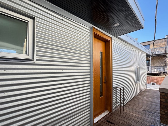 Building Photo - 2159 W Evergreen Ave