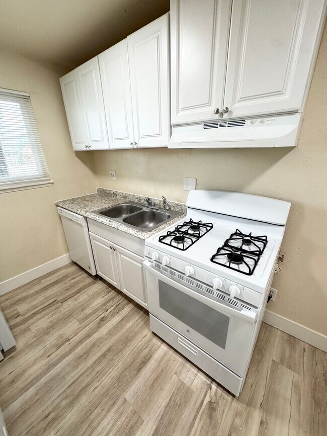 Building Photo - Move in incentive; One Bedroom One Bath Apartment with Patio and Small Yard SEE VIDEO