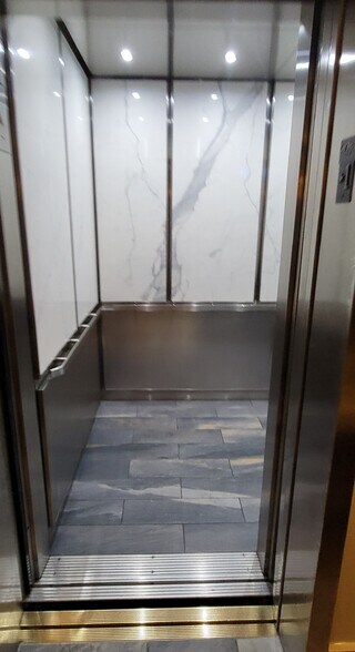 Elevator - 70 W Huron St
