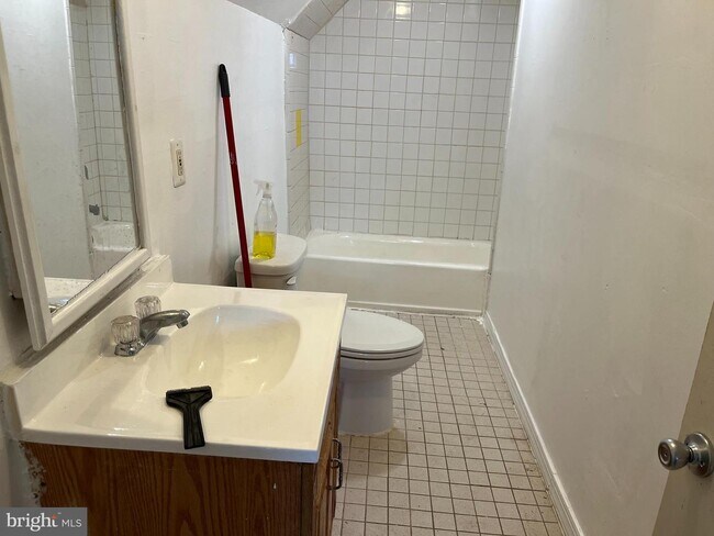 Building Photo - 5-507-AP5 Broadway