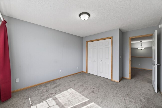 Building Photo - The Lakes Townhome