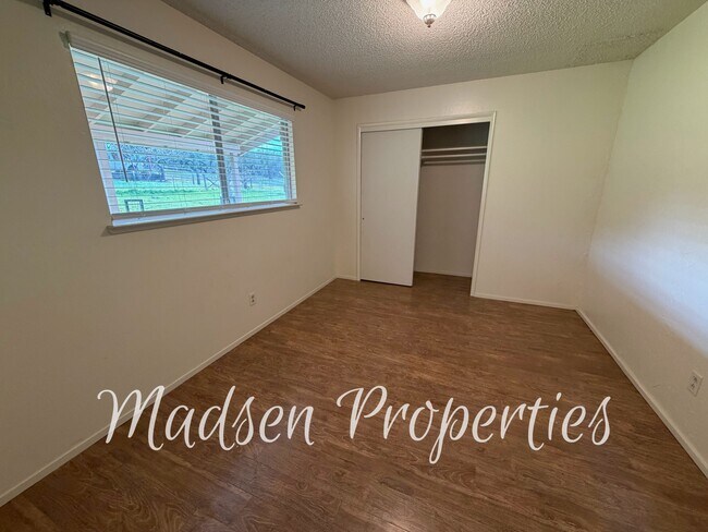 Building Photo - 784 Flag Creek Rd