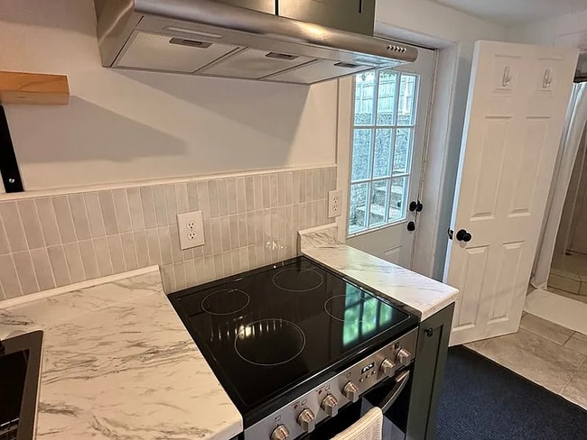 Building Photo - updated quality 4-bedroom, 2-bath home in Tacoma
