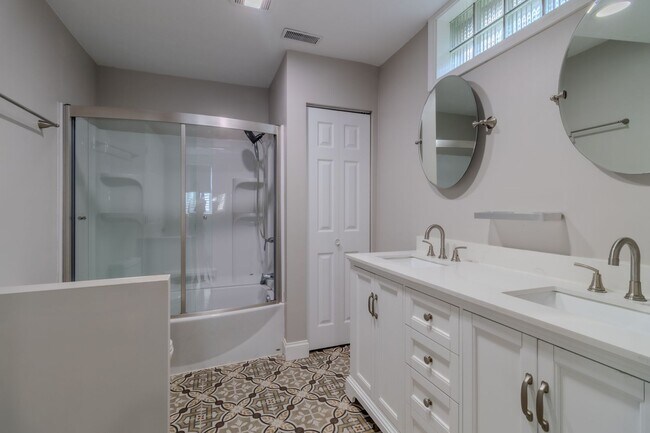 Building Photo - Contemporary Comfort and Versatility in a ...