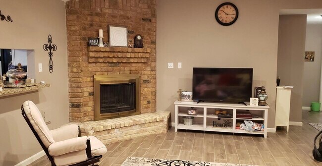 Building Photo - 2118 Marot Dr