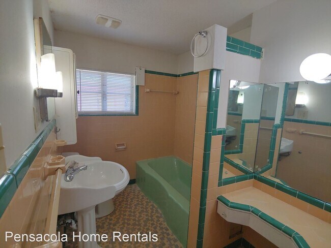 Building Photo - 3 br, 1 bath House - N. 62nd. Ave 726
