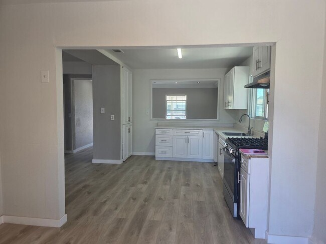 Building Photo - 3509 W Flower Ave