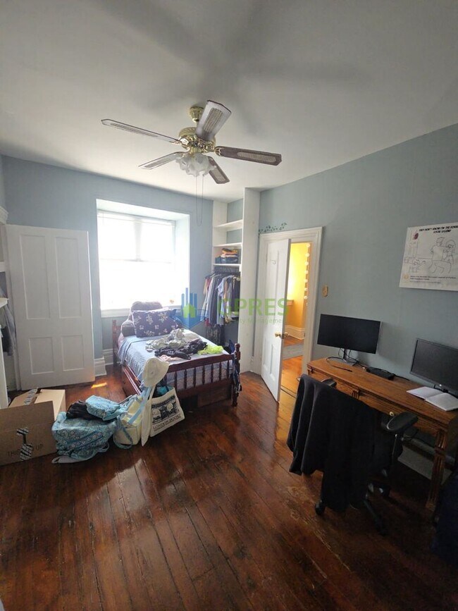 Building Photo - Amazing 2- bedroom 3rd floor apartment in the Southside must see!
