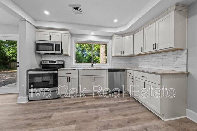 Building Photo - 1557 N Great Neck Rd