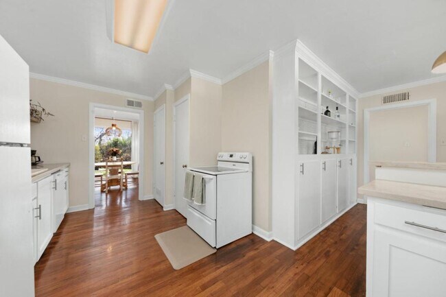 Building Photo - 419 King Cir