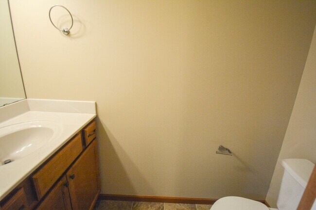 Building Photo - 3 Floor Townhome With Large Yard