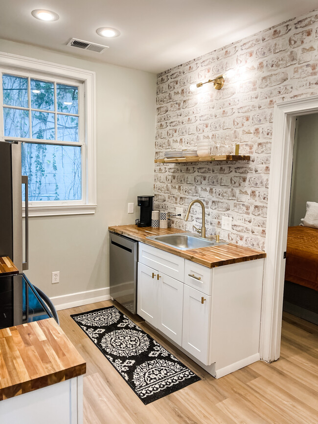 Building Photo - Furnished 2 bed 1 bath on 38th