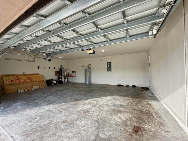 Building Photo - 5997 Ridge Lake Cir