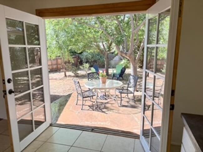 Building Photo - Cozy, West Sedona home with large fenced b...