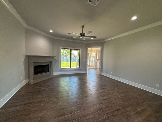 Building Photo - Like new.. GORGEOUS TIBURON BEAUTY.. Close to Barksdale Air Force Base.