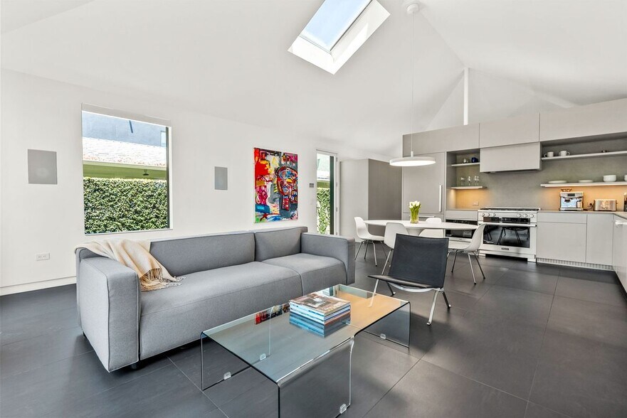 Building Photo - 1527 Cabrillo Ave