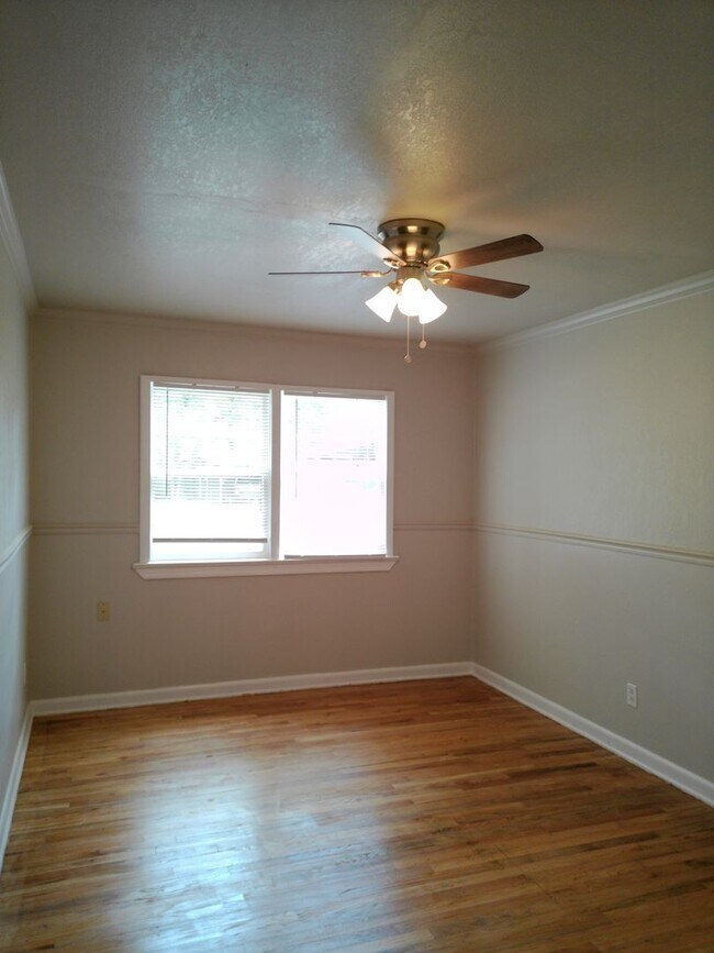 Building Photo - August move in