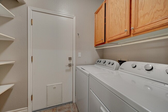 Building Photo - Marvelous Single Story, 3 Bedroom Home with NO HOA!