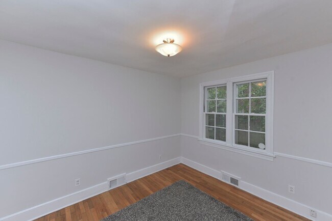 Building Photo - Charming 3 Bedroom, 2 Bath All-Brick Bunga...