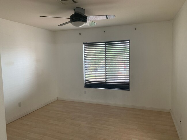 Building Photo - 3 Bedroom/2 Bathroom home has spacious lan...