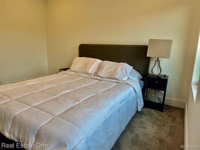 Building Photo - 1547 Pallister St