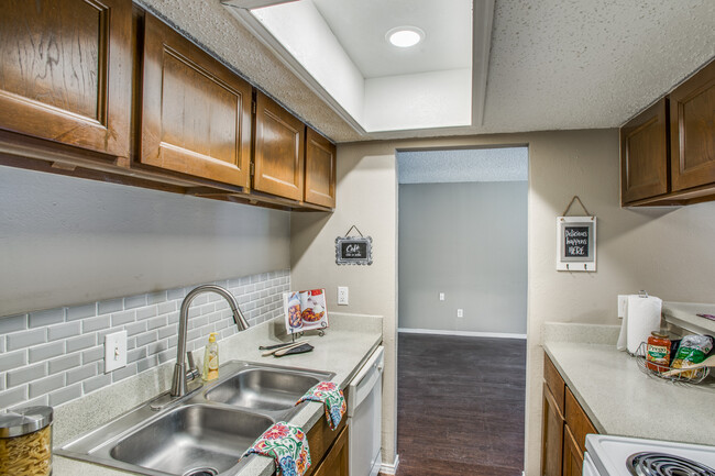 Building Photo - Londonderry Oaks